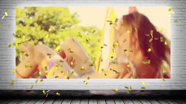 夏の音楽祭や白い壁に金のコンフェッティのアニメーションが人々の上に落ちる 夏休みお祝いパーティーのコンセプトデジタルで生成されたビデオ — ストック動画