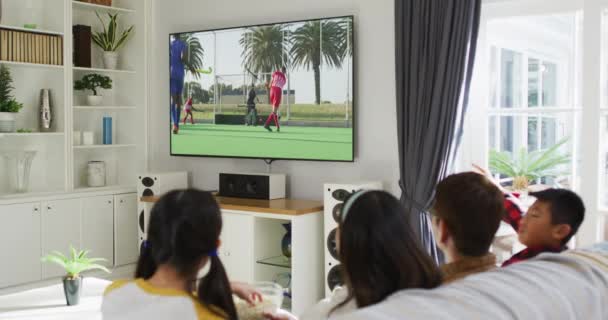 Composto Família Feliz Sentados Casa Juntos Assistindo Jogo Hóquei Esportes — Vídeo de Stock