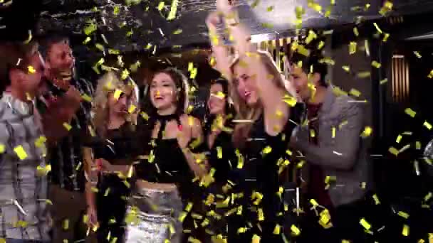 Animacja Konfetti Spadającego Szczęśliwą Grupę Przyjaciół Tańczących Imprezie Impreza Uroczystość — Wideo stockowe