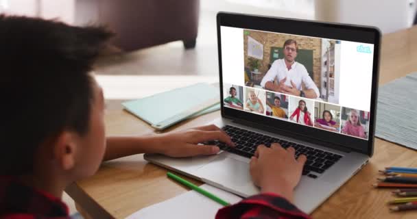 Schoolboy Använder Laptop För Online Lektion Hemma Med Olika Lärare — Stockvideo