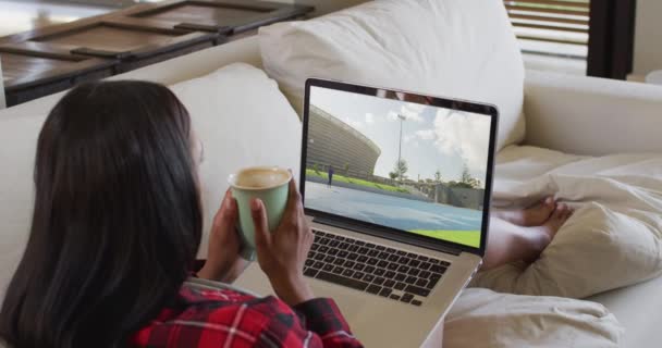 Samenstelling Van Een Vrouw Die Thuis Koffie Zit Kijken Naar — Stockvideo