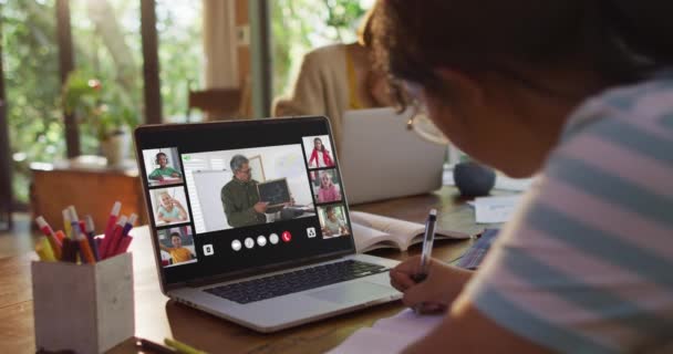 Evde Online Ders Için Dizüstü Bilgisayar Kullanan Liseli Kız Ekranda — Stok video