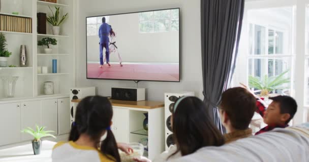 Kompozycja Szczęśliwej Rodziny Siedzącej Razem Domu Oglądającej Mecz Judo Telewizji — Wideo stockowe