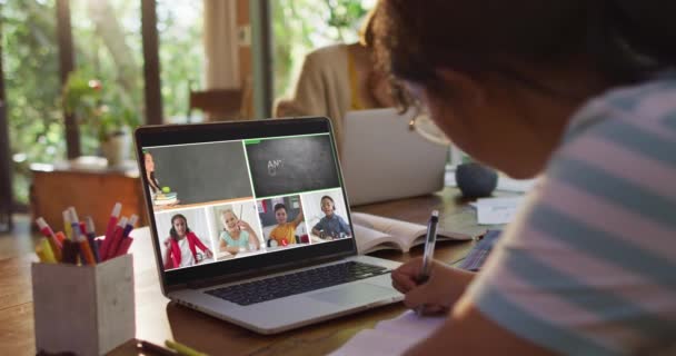 Uczennica Korzystająca Laptopa Lekcji Online Domu Różnorodnym Nauczycielem Klasy Ekranie — Wideo stockowe