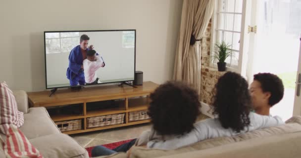 Compuesto Familia Feliz Sentados Casa Juntos Viendo Evento Judo Match — Vídeos de Stock