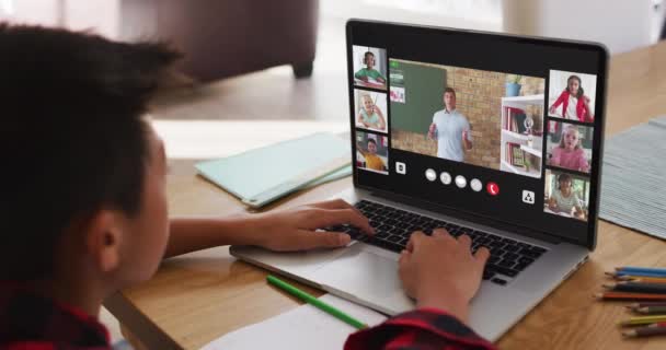 Školák Používá Notebook Pro Line Lekci Doma Různými Učiteli Třídy — Stock video