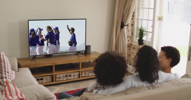 Kompozycja Szczęśliwej Rodziny Siedzącej Razem Domu Oglądającej Mecz Baseballa Telewizji — Wideo stockowe