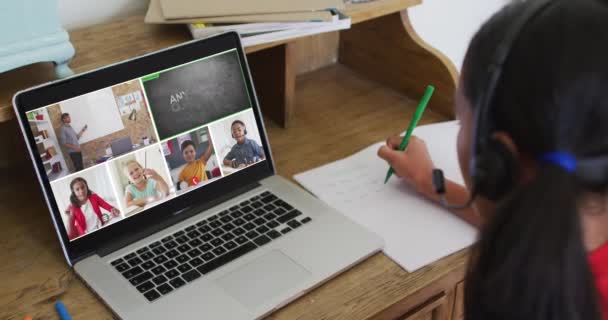 Estudante Usando Laptop Para Aula Line Casa Com Professor Diversificado — Vídeo de Stock