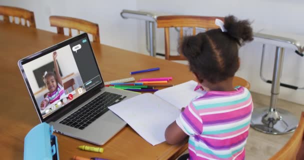 在校女生在家用笔记本电脑上网上课 她的同事和网上聊天在屏幕上 全球通信技术与在线初等教育概念 数字复合视频 — 图库视频影像