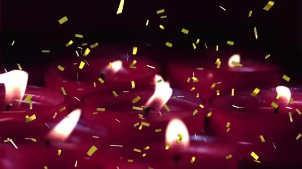 Animación Confeti Dorado Cayendo Sobre Velas Rojas Encendidas Sobre Fondo — Vídeos de Stock