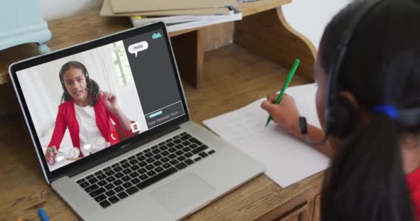 Schoolmeisje Met Behulp Van Laptop Voor Online Les Thuis Met — Stockvideo