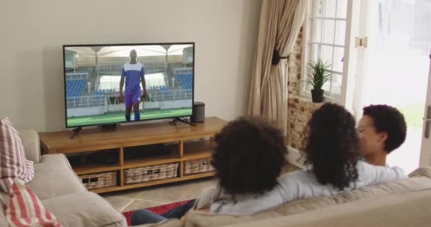 Composto Família Feliz Sentados Casa Juntos Assistindo Evento Esportivo Esportes — Vídeo de Stock