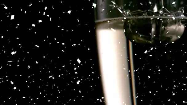 Animação Cair Confete Sobre Copo Champanhe Véspera Ano Novo Festa — Vídeo de Stock