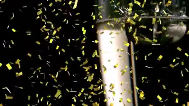 Animasi Emas Confetti Jatuh Atas Sampanye Mengalir Kaca Latar Belakang — Stok Video