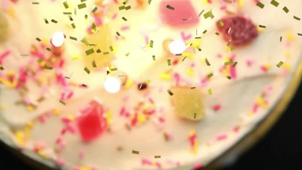 Animatie Van Gouden Confetti Die Kaarsen Valt Verjaardagstaart Uitgeblazen Verjaardag — Stockvideo