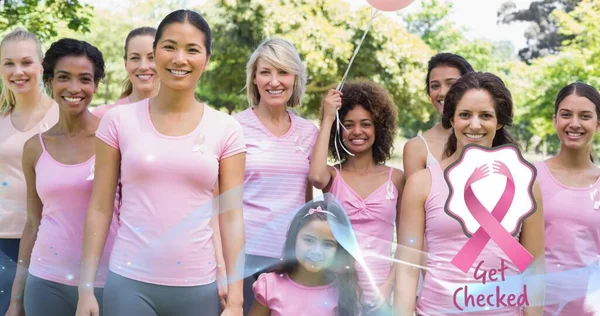 Gülümseyen Kadınlar Grubunun Üzerindeki Pembe Göğüs Kanseri Kurdelesinin Bileşimi Göğüs — Stok fotoğraf
