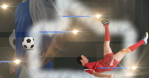 不同姿势的两名男性足球运动员在灯光照射下的烟雾效应 体育比赛及比赛概念 — 图库照片