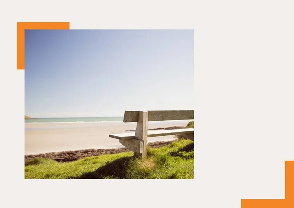 Fotografia Banco Praia Contra Fundo Cinzento Férias Verão Férias Conceito — Fotografia de Stock