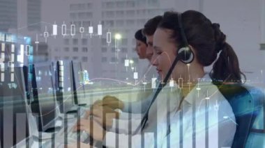 Telefon kulaklığı takan iş adamları üzerinden veri işleme animasyonu. küresel dijital arayüz, veri işleme ve teknoloji konsepti dijital olarak oluşturulmuş video.