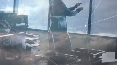 VR kulaklık takan iş adamlarıyla bağlantı ağının animasyonu. küresel iletişim, iş dünyası, güvenlik, dijital arayüz ve teknoloji konsepti dijital olarak oluşturulmuş video.