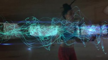 Açık havada egzersiz yapan kadın üzerindeki bağlantı ağının animasyonu. global spor, fitness, veri işleme ve dijital arayüz kavramı dijital olarak oluşturulmuş video.