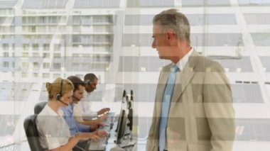 Telefon kulaklığı takan insanlara mesaj atma animasyonu. küresel iş, dijital arayüz ve teknoloji konsepti dijital olarak oluşturulmuş video.