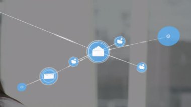 Kulaklık takan iş kadınının üzerindeki bağlantılar ve simgelerin animasyonu. küresel iletişim, iş dünyası, bağlantılar, dijital arayüz ve teknoloji konsepti dijital olarak oluşturulmuş video.