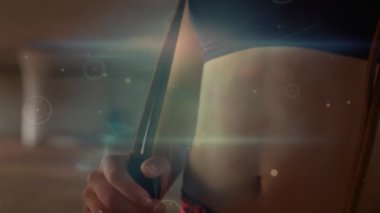 Formda bir kadının egzersiz yapması üzerine bağlantı ağının animasyonu. küresel bağlantılar, spor, fitness ve veri işleme konsepti dijital olarak oluşturulmuş video.