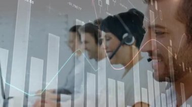 Telefon kulaklığı takan iş adamlarıyla ilgili istatistik ve veri işleme animasyonları. iş, bağlantı, teknoloji ve dijital arayüz konsepti dijital olarak oluşturulmuş video.