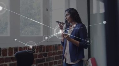 Ofisteki kadın üzerindeki bağlantı ağının animasyonu. küresel iş, dijital arayüz ve teknoloji konsepti dijital olarak oluşturulmuş video.
