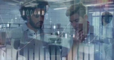 İş adamları üzerinde finansal veri işleme animasyonu. küresel iş, bağlantılar ve veri işleme kavramı dijital olarak oluşturulmuş video.