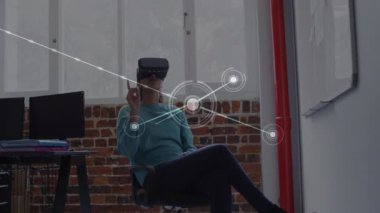 Ofisteki video kulaklığı kullanarak iş kadınlarıyla olan bağlantıların animasyonu. küresel bağlantılar, iş ve teknoloji konsepti dijital olarak oluşturulmuş video.