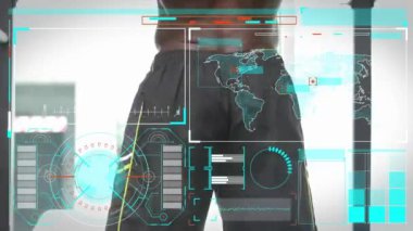 Güçlü bir adamın egzersiz yapması üzerine dijital arayüz animasyonu. global spor, fitness, sağlıklı yaşam tarzı ve dijital olarak üretilen veri işleme konsepti.