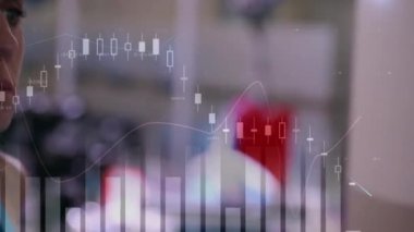 Koşu bandında koşan kadının istatistik ve veri işleme animasyonu. global spor, fitness ve veri işleme konsepti dijital olarak oluşturulmuş video.