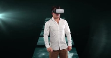 VR kulaklık takan iş adamlarının tıbbi veri işleme ekranlarına yaptıkları animasyon. küresel bilim, teknoloji, bağlantılar ve dijital olarak üretilen video işleme konsepti.
