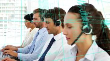 Telefon kulaklığı takan insanların finansal veri işleme animasyonları. küresel iş, dijital arayüz ve teknoloji konsepti dijital olarak oluşturulmuş video.