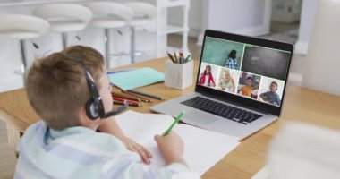 Liseli çocuk evde online ders için dizüstü bilgisayar kullanıyor. Çeşitli öğretmenler ve sınıflar ekranda. küresel iletişim teknolojisi ve çevrimiçi ilköğretim konsepti, dijital kompozit video.