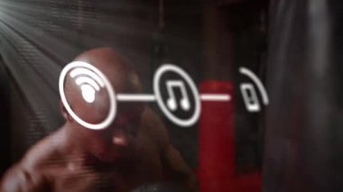 İkonların ve beyaz ışıkların canlandırılması güçlü bir adamın egzersiz yapması üzerine. global spor, fitness, sağlıklı yaşam tarzı ve dijital olarak üretilen veri işleme konsepti.