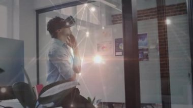 Ofisteki video kulaklığı kullanarak iş adamı üzerinden bağlantı ağının animasyonu. küresel bağlantılar, iş ve teknoloji konsepti dijital olarak oluşturulmuş video.