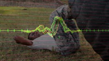 Lastikle egzersiz yapan kaslı adam üzerinde veri işleme animasyonu. spor ve yarışma konsepti dijital olarak oluşturulmuş video.