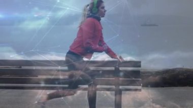 Bağlantılar ağının animasyonu ve egzersiz yapan bir kadın için veri işleme. global spor, fitness, sağlıklı yaşam tarzı ve dijital olarak üretilen veri işleme konsepti.