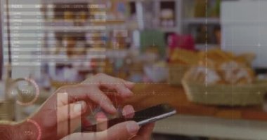 Akıllı telefon kullanan bir kadının istatistik ve veri işleme animasyonu. küresel iş, dijital arayüz ve teknoloji konsepti dijital olarak oluşturulmuş video.