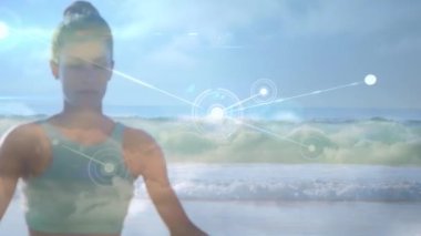 Kumsalda yoga yapan bir kadın için bağlantı ağının animasyonu. küresel bağlantılar, refah, zindelik ve sağlıklı yaşam tarzı konsepti dijital olarak oluşturulmuş video.