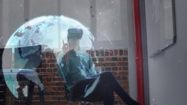 VR cihazını kullanarak iş kadını üzerinden bağlantı ağının ve dünyanın animasyonu. küresel bağlantılar, iş ve teknoloji konsepti dijital olarak oluşturulmuş video.