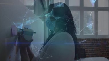 Ofisteki iş kadınlarıyla olan bağlantıların animasyonu. küresel bağlantılar, iş ve teknoloji konsepti dijital olarak oluşturulmuş video.