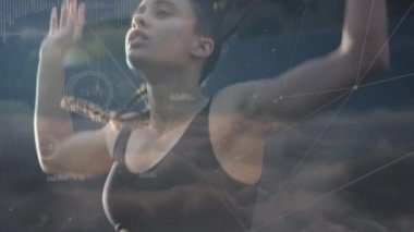 Formda bir kadının egzersiz yapması üzerine bağlantı ağının animasyonu. küresel bağlantılar, spor, fitness ve veri işleme konsepti dijital olarak oluşturulmuş video.