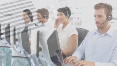 Telefon kulaklığı takan iş kadınının istatistik ve veri işleme animasyonu. iş, bağlantı, teknoloji ve dijital arayüz konsepti dijital olarak oluşturulmuş video