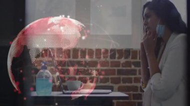 Ofisteki kadın üzerinden bağlantı ağı ve dünyanın animasyonu. küresel iş, dijital arayüz ve teknoloji konsepti dijital olarak oluşturulmuş video.