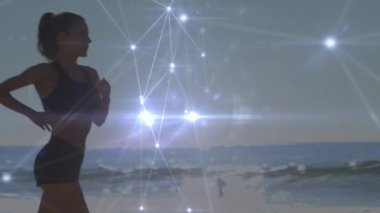 Bağlantılar ağının animasyonu ve koşan kadın hakkında veri işleme. global spor, fitness, sağlıklı yaşam tarzı ve dijital olarak üretilen veri işleme konsepti.