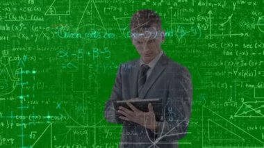Tablet kullanarak yeşil ekrana karşı düşünceli bir adamın üzerinde hareket eden matematiksel hesaplamaların animasyonu. küresel iletişim ağı, yaşam tarzı ve dijital arayüz konsepti dijital olarak oluşturulmuş video.
